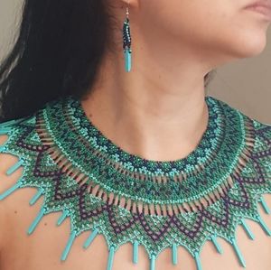 Collar con aretes echo a mano